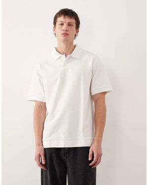 ASOS – relaxed-fit-poloshirt aus cremefarbenem bouclé mit bündchen am ärmelabschluss - Weiß