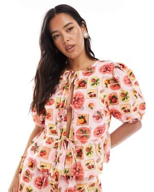 Miss Selfridge – bluse mit früchteprint, schößchen und bindedetail auf der vorderseite, kombiteil - Pink