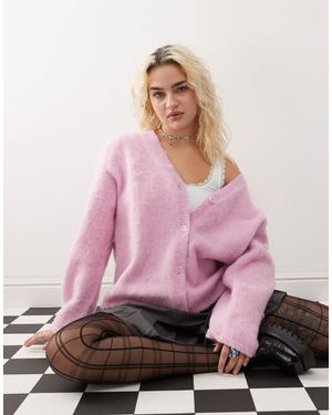 Monki – strickjacke aus flauschigem garn - Pink