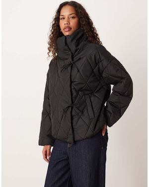 Vila Chaqueta Negra Guateada Con Detalle De Lazadas Y Cuello Alto De -Negro