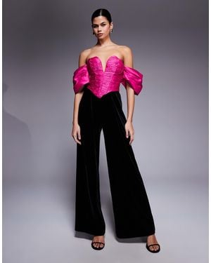 ASOS – schulterfreier jumpsuit aus satin und samt - Pink