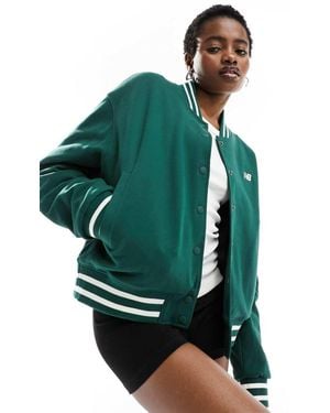 New Balance Chaqueta Bomber Verde Con Diseño Universitario Greatest Hits De Sportswear