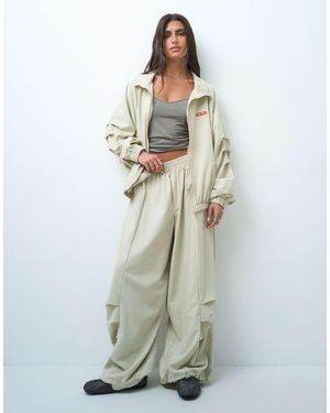 Collusion Joggers Extragrandes Y Holgados Con Pinzas De Nailon (Parte De Un Conjunto)-Neutro - Blanco