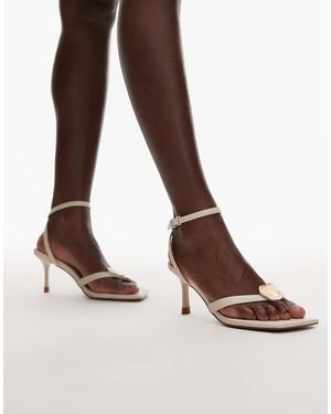 TOPSHOP Gilly Heeled Toe Thong With Metal Detail - Brown