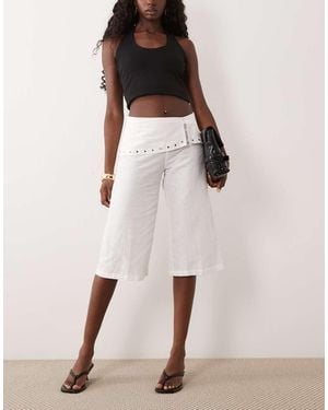 Motel Pantalón Capri Con Tachuelas En La Cintura En Marfil - Rosa