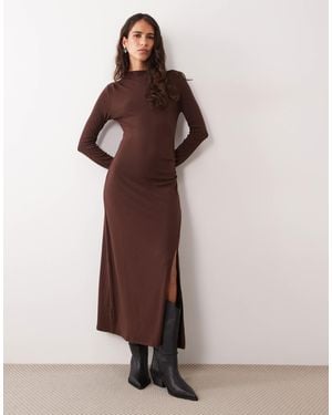 New Look Gemütliches midikleid mit langen ärmeln und raffung - Braun