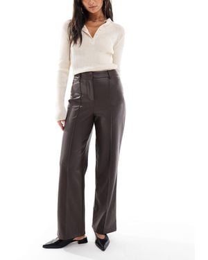 New Look Pantalon large en similicuir - marron foncé