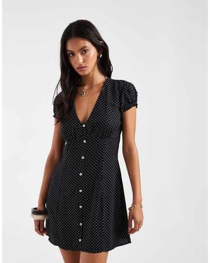 Hollister Vestido Corto Con Estampado De Lunares Y Cuello De Pico - Blanco