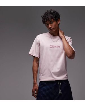 Dickies Camiseta Con Logo De Texto Curvado En La Parte Central Del Pecho Exclusiva En Asos De - Rosa