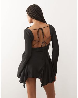 Monki Robe courte virevoltante satinée à manches longues froissée avec dos nu à laçage - Noir