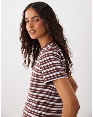 Abercrombie & Fitch Camiseta De Manga Corta Ajustada A Rayas Marrones Y Azules - Multicolor