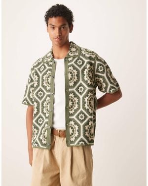 Abercrombie & Fitch – mehrfarbiges hemd mit kleeblattförmigem häkelstrick-print - Braun