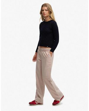 Superdry – elastische baumwollhose mit bordeauxen streifen - Rot