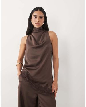 Pretty Lavish Top Satinado De Cuello Alto Desbocado Con Bajo Asimétrico De Encaje En-Marrón