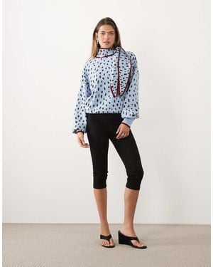 Never Fully Dressed Gebreide Trui Met Striksluiting Bij De Hals, Ballonmouwen, Contrasterende Afwerking En Blauw Hertenprint - Wit