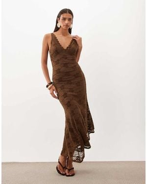 Pretty Lavish Vestido Largo Maxi De Encaje Con Cuello De Pico Y Bajo Asimétrico En Chocolate - Blanco
