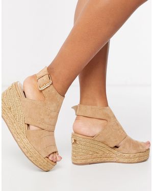 River Island – Sandalen mit Keilabsatz und Zierausschnitten - Natur
