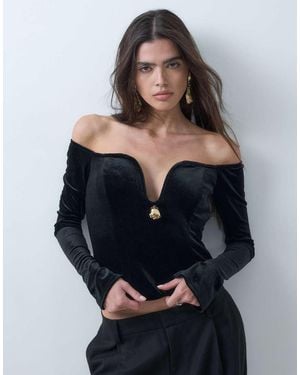 ASOS Top Met Blote Schouders En Structuur, Van Fluweel, Met Detail Van Rozenbies - Grijs