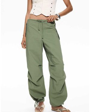 Pull&Bear Pantaloni Stile Paracadutista Verdi - Verde