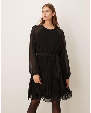 Vila Vestido Corto Negro Plisado Con Lazada Delantera De
