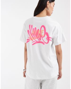 Nike Classic boyfriend-fit t-shirt mit grafik-print auf der rückseite - Weiß