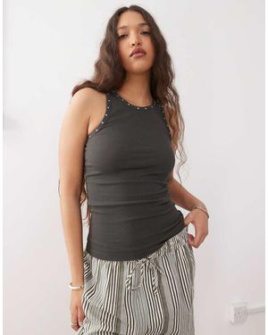 Weekday Top Sin Mangas Con Tachuelas De - Gris