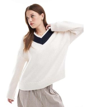 Abercrombie & Fitch Contrast V Neck Chunky Knit Jumper - White