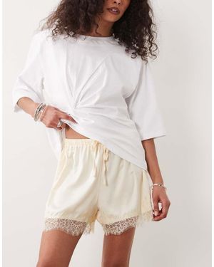 New Look Pantalones Cortos De Satén Con Ribete De Encaje-Blanco