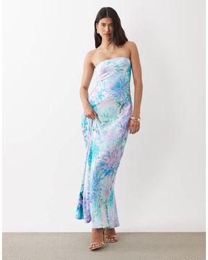 Forever New – trägerloses satin-maxikleid mit em blumenmuster - Blau