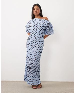Never Fully Dressed Petite tilly plissee-midikleid mit carmen-ausschnitt und hellblauem hirschprint