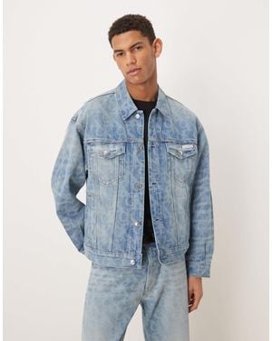 Calvin Klein Veste camionneur en jean d'ensemble à logo sur l'ensemble - clair délavé - Bleu