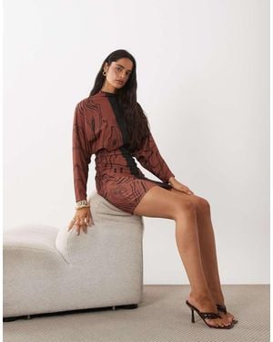 ASOS Vestido Mini Con Cuello Integrado Y Manga Murciélago Con Estampado Animal - Multicolor