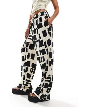 Monki Pantaloni Neri E Bianchi Con Stampa A Pennellate - Bianco