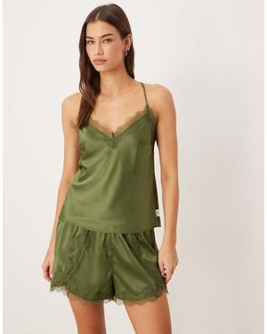 Chelsea Peers Pijama De Dama De Honor Caqui De Pantalones Cortos Con Bajo Doble Y Top Con Tirantes Cruzados En La Espalda De Satén De - Verde