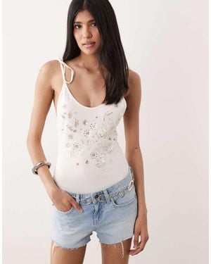 Miss Selfridge Body Con Lazadas En Los Hombros Y Abalorios-Blanco