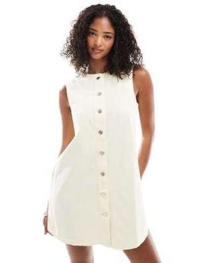 ASOS Robe courte et évasée en denim à fermeture boutonnée - pâle - Blanc