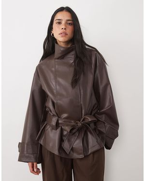 4th & Reckless Veste en imitation cuir à col cheminée, manches larges et ceinture à nouer, chocolat - Marron