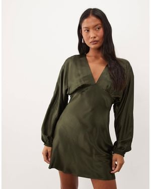 Nobody's Child Petite Allura satin-minikleid mit tiefem ausschnitt und blousonärmeln - Grün