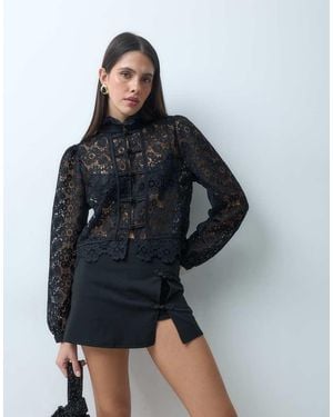 Lioness Overtime Doorschijnende Kanten Blouse Met Verfijnd Bloemenmotief, Napoleonknoopdetail En Pofmouwen - Zwart