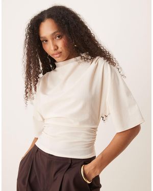 Gina Tricot Top drapé à encolure bateau et manches courtes niveau des coudes - blanc cassé - Neutre