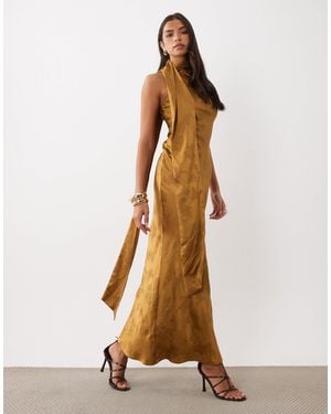 Pretty Lavish Satin-jacquard-maxikleid mit schrägem drapé und schal-detail - Natur