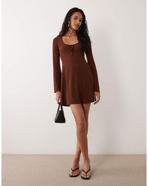 Miss Selfridge Schwingendes minikleid mit bindeband und u-ausschnitt - Braun