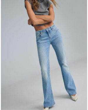Stradivarius – d67 – schmale bootcut-jeans - Blau