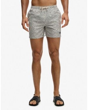 Superdry – premium – gemusterte badeshorts - Weiß