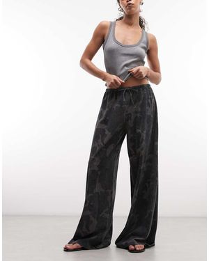 Weekday Gedrapeerde Broek Met Wijde Pijpen En Camouflageprint - Groen