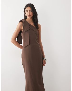 Pretty Lavish Brautjungfern-nevaeh crepe one-shoulder-maxikleid mit schleifendetail - Braun