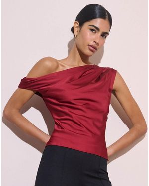 Nobody's Child Katty Satin Top Met Blote Schouder, Kapmouw En Plooidetail - Rood