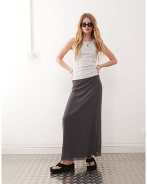 Monki – schräg geschnittener chiffon-midaxirock - Schwarz