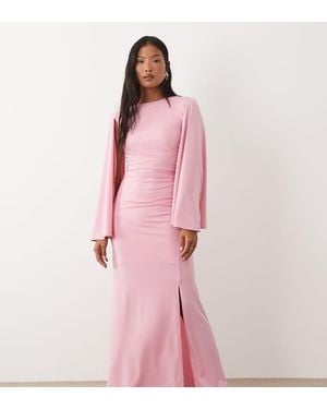 TFNC London Vestito Lungo Sinuoso Rosa Con Maniche A Mantella E Arricciature Laterali