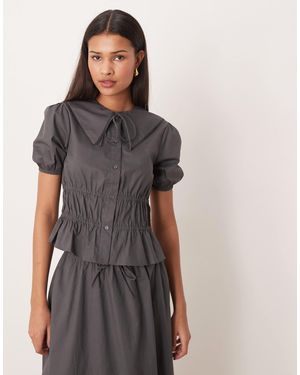 Glamorous – geraffte bluse - Grau
